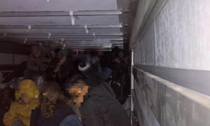 Cảnh sát Đức tóm gọn chiếc xe tải chở lậu người sang Đức: 51 người suýt chết...