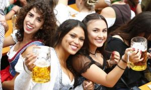 Sôi động lễ hội bia Oktoberfest vừa khai mạc tại Đức