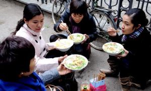 Về Việt Nam, tôi thấy mọi người tốn nhiều tiền ra hàng ăn sáng