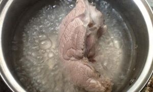 Chuyên gia đầu ngành: Nhiều người sai lầm khi luộc thịt khiến chất độc không...