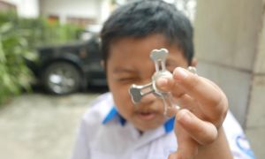 Những nguy hại khi cho trẻ chơi con quay spinner