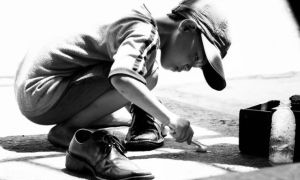 Câu chuyện có thật về cậu bé đánh giày lương thiện trở thành diễn viên nổi tiếng