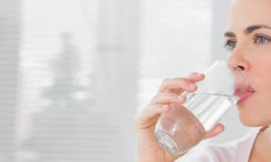4 thói quen uống nước đang âm thầm hủy hoại thận: Bạn đang làm làm hằng ngày...