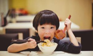 Chỉ với 3 bát mì, ông bố đã dạy con bài học làm người sâu sắc