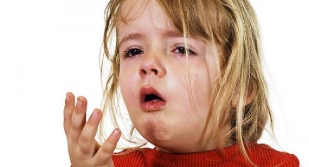 Thức ăn bị nghẹn ở cổ họng, đừng vỗ sau lưng, hãy áp dụng cách này, đã cứu...