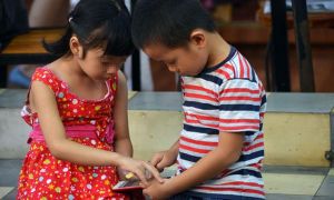 Mẹo 'kéo' con khỏi màn hình iPhone, iPad
