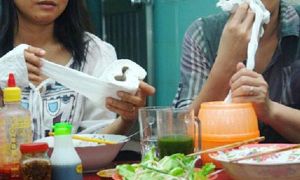 Lấy giấy vệ sinh lau miệng: “Bí mật” đáng sợ nên biết để tránh họa