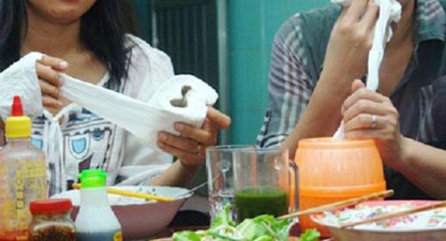 Lấy giấy vệ sinh lau miệng: “Bí mật” đáng sợ nên biết để tránh họa