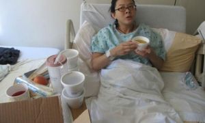 Cô gái trẻ rơi vào tình trạng méo miệng, liệt nửa mặt chỉ vì thói quen đi ngủ...