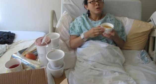 Cô gái trẻ rơi vào tình trạng méo miệng, liệt nửa mặt chỉ vì thói quen đi ngủ...