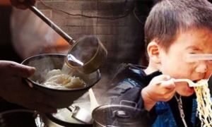 Ba mẹ con chỉ gọi 1 suất mì, ông chủ lén cho thêm, 14 năm sau chuyện xảy ra...