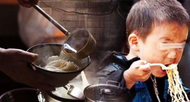 Ba mẹ con chỉ gọi 1 suất mì, ông chủ lén cho thêm, 14 năm sau chuyện xảy ra...