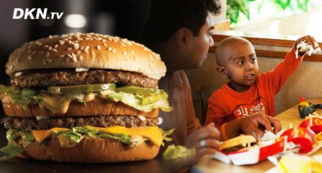 Bữa ăn cảm động của hai cha con nghèo tại cửa hàng McDonald và chiếc hamburger...