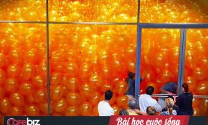 100 người bước vào căn phòng đầy bóng bay, lúc trở ra tất cả đều nhận được...