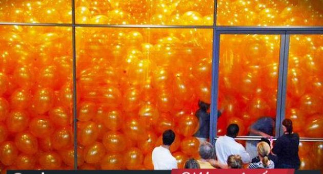 100 người bước vào căn phòng đầy bóng bay, lúc trở ra tất cả đều nhận được...