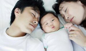 Trẻ sơ sinh ngủ cùng cha mẹ dễ tử vong do ngộp thở