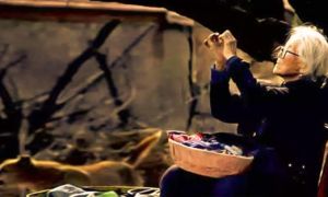 Nữ tỷ phú hổ thẹn vì mặc áo mẹ vá nhưng cô không ngờ nó đã cứu mạng mình