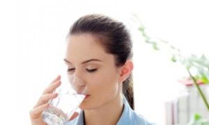 Ly nước đầu tiên của buổi sáng: Nên là ấm hay lạnh?