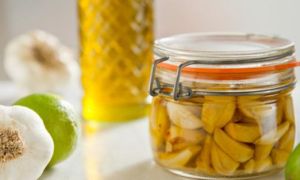 Tỏi giúp trị bệnh nhưng không nên ăn nhiều, món rượu ngâm tỏi và mật ong lại...