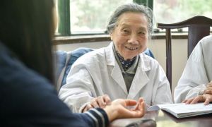 Lão bà Trung y 96 tuổi cả đời không dùng đồ bổ dưỡng, mỗi ngày chỉ uống 1 cốc...