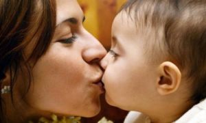 Cảnh báo: Hôn vào môi và mớm cơm cho trẻ có thể lây nhiều bệnh