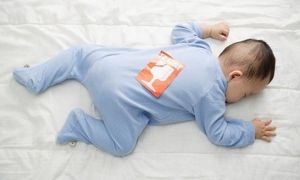 Bé trai 10 tháng tuổi tử vong khi ngủ do nằm tư thế mà rất nhiều trẻ thích,...