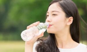 Có phải ai cũng nên uống nhiều nước?