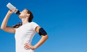 Dễ suy thận, đau nhức xương khớp do thói quen đứng uống nước