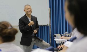 /thumb/thumb.php?src=images/stories/content/2018/05/giao-su-quan-dui-va-chuyen-tren-trai-tham-duoi-rai-dinh_620q9b0.jpg&w=300&h=180&zc=1&q=80&a=c