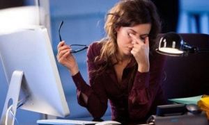 Nếu phải ngồi máy tính nhiều về đêm, hãy sử dụng ngay 5 bí kíp thần thánh này...