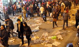 Vì sao người Việt ra nước ngoài cư xử văn minh hơn hẳn ở nhà?