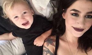 Con trai làm đổ nước tung tóe trong quán, ông bố Mỹ đã nói một câu không thể...