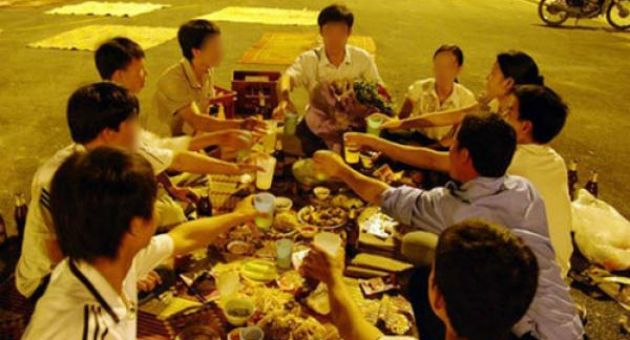 ‘Người Việt đang mắc kẹt trong nhậu nhẹt, karaoke’