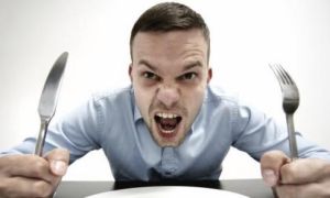 Thường cáu kỉnh khi đói có thể liên quan tới bệnh thần kinh