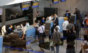 Cẩn trọng kẻo 'tàn đời' vì xách hộ hành lý đi máy bay