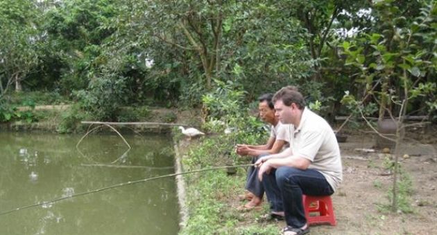 Chồng Đức trố mắt kinh hãi nhìn vợ Việt hăng say gặm chân gà