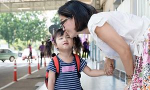 Mỗi ngày đón con từ nhà trẻ trở về nhà, cha mẹ nên hỏi những câu gì?