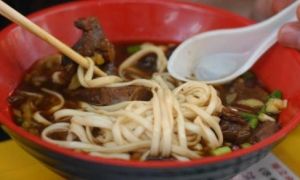Câu chuyện cảm động về bát  mì bò và người cha mù