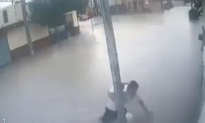 Đoạn clip 3 người liên tiếp bị điện giật bất tỉnh khi chạm tay vào cột điện...