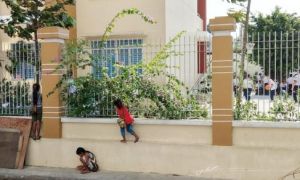 Xúc động bức ảnh 3 em nhỏ bên hàng rào trường học ngày khai giảng