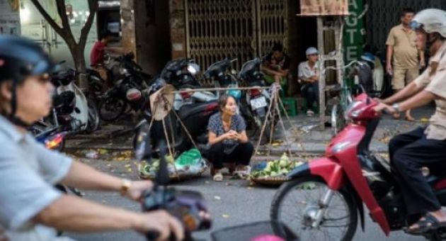 Khách Tây thấy tội lỗi vì mặc cả tiền mua ấm trà ở TP HCM