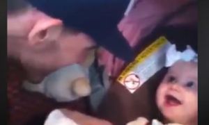 Trước khi qua đời vì căn bệnh ung thư, bố quay lại những khoảnh khắc ý nghĩa...