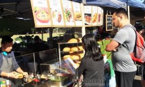 Kỹ sư người Việt bán xôi, nước mía mưu sinh ở nước ngoài