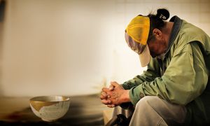 Giáo sư bỏ 30 triệu mua chiếc bát của người ăn mày, 3 năm sau anh đến cảm ơn...