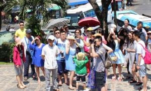 Khách du lịch Trung Quốc KHÔN LỎI: Mua hàng ở Việt Nam, quẹt thẻ ngân hàng...