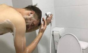 Anh Tây đăng ảnh trách móc “vòi hoa sen” Việt Nam khiến CĐM được phen cười đau...
