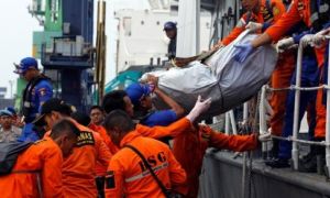2 ngày sau thảm kịch máy bay rơi: Indonesia vớt được 34 túi thi thể