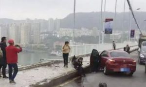 Tài xế và hành khách Trung Quốc đánh nhau khiến xe buýt lao xuống sông