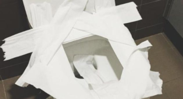 Vì sao không nên lót giấy lên toilet công cộng trên đường du lịch