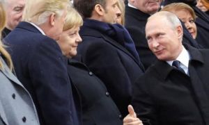 Kiểu chào riêng của ông Putin dành cho ông Trump khi ở Paris